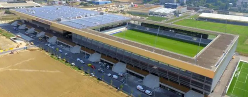 Stadion és napelem a Tissot aréna épületén